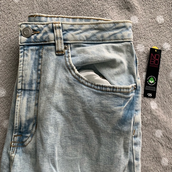 Light wash jeans - Picture 2 of 8